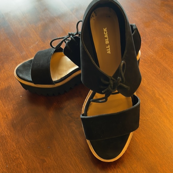 All Black NWOT “flatform” lug wedge sandals. Black Euro size 38 (7 1/2 -… - Picture 2 of 9